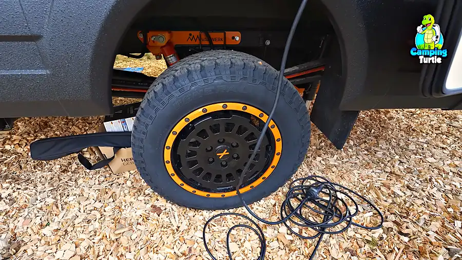 Hinterrad des Eura Mobil Xtura Xplorer mit orangefarbener Felge, darüber orangefarbene Fahrwerksteile